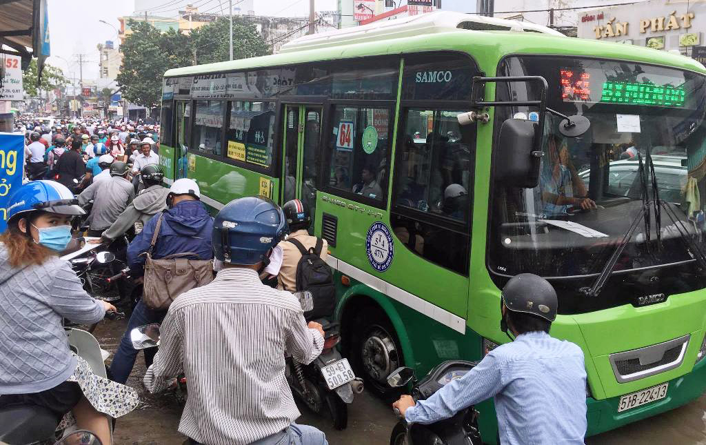 Ngập nước kẹt xe bủa vây, người Sài Gòn như hóa điên vì “chôn chân” trên đường - 13