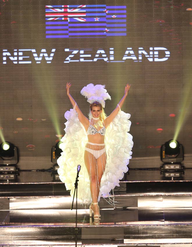 Quốc phục như bikini áp đảo hoàn toàn tại Hoa hậu Hòa bình - 4