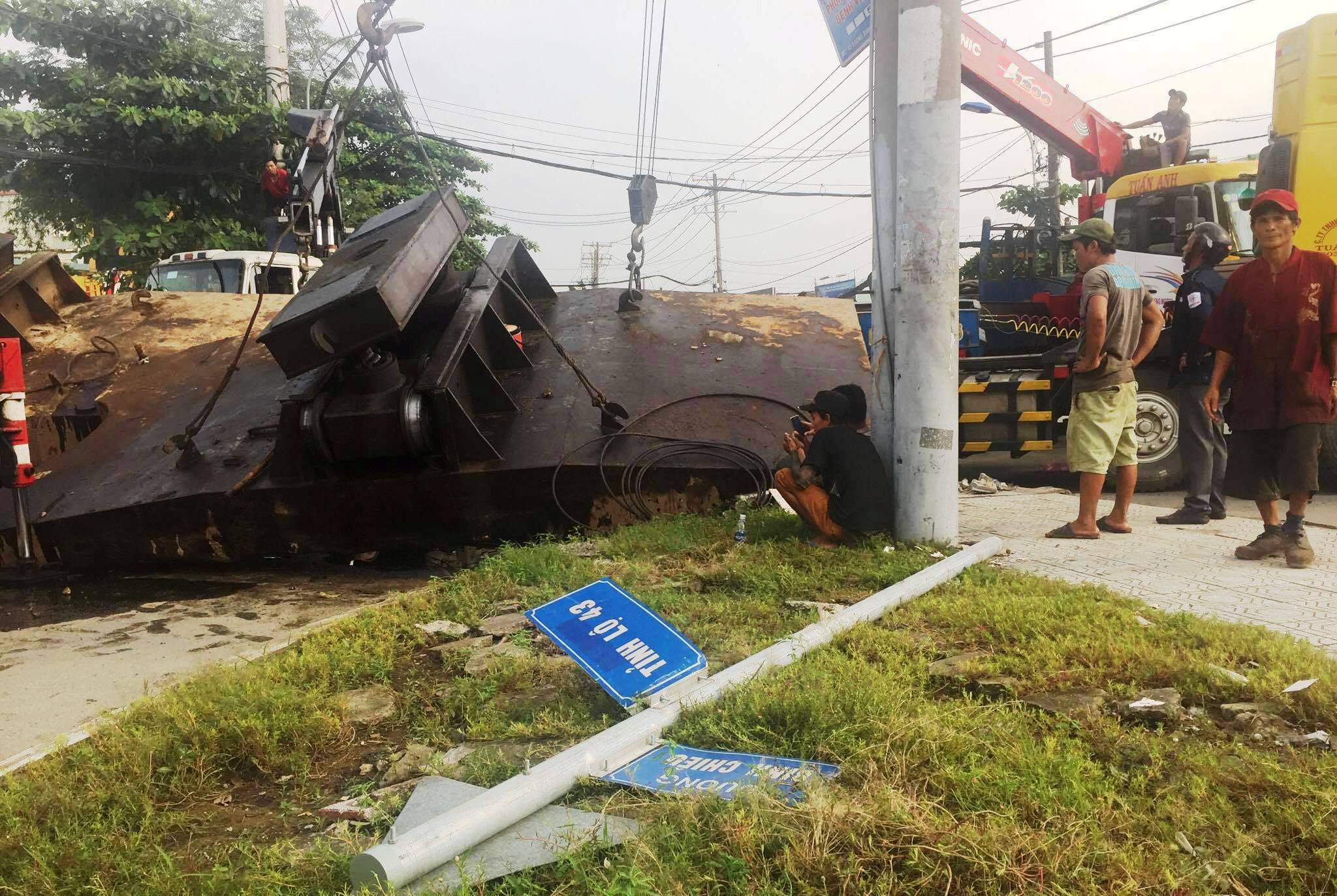 Chết điếng vì khối thép nặng chục tấn bất ngờ “bay” xuống đường - 3