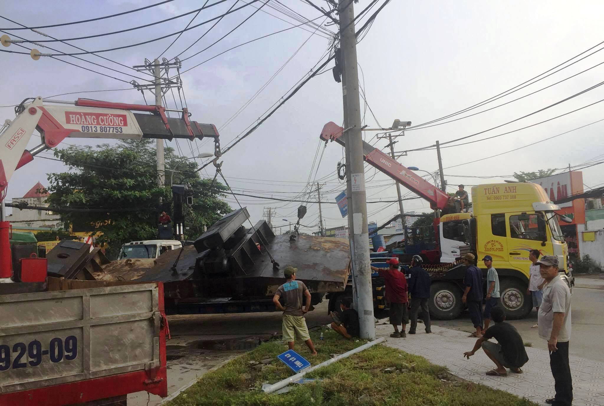Chết điếng vì khối thép nặng chục tấn bất ngờ “bay” xuống đường - 4