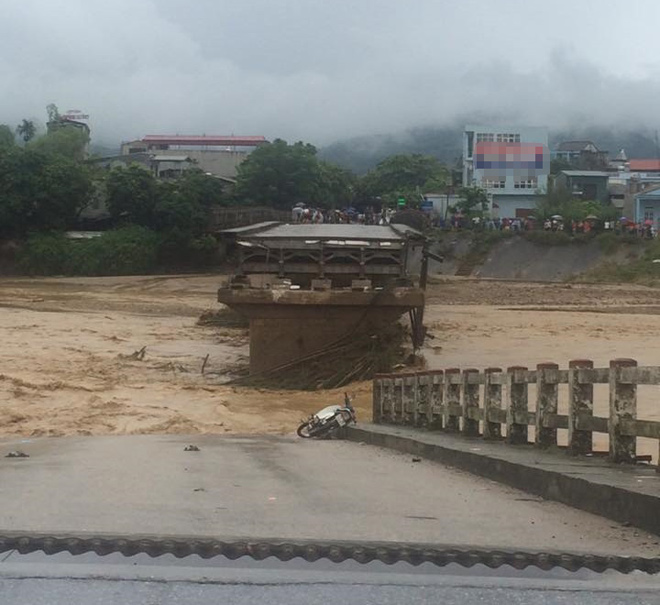 Xót xa nhìn cảnh người dân chống chọi lũ lụt, sống chơi vơi trên nóc nhà - 6