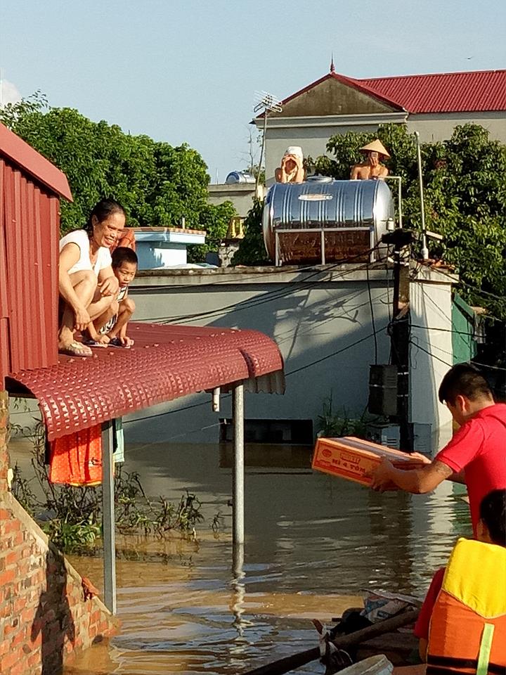 Xót xa nhìn cảnh người dân chống chọi lũ lụt, sống chơi vơi trên nóc nhà - 9