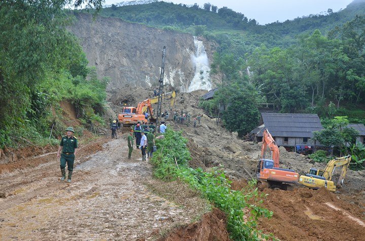 Xót xa nhìn cảnh người dân chống chọi lũ lụt, sống chơi vơi trên nóc nhà - 16