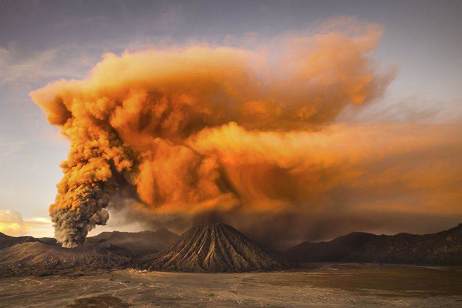 Núi lửa Bromo – Reynold Dewantara, một vụ phun trào núi lửa hiếm gặp của núi Bromo với ánh sáng tuyệt vời.

