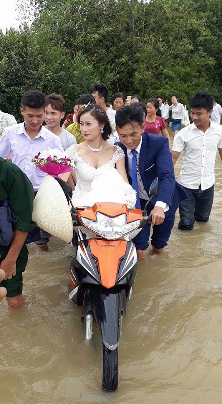 Cô dâu lội nước theo chồng về dinh ở Nghệ An mùa bão - 1