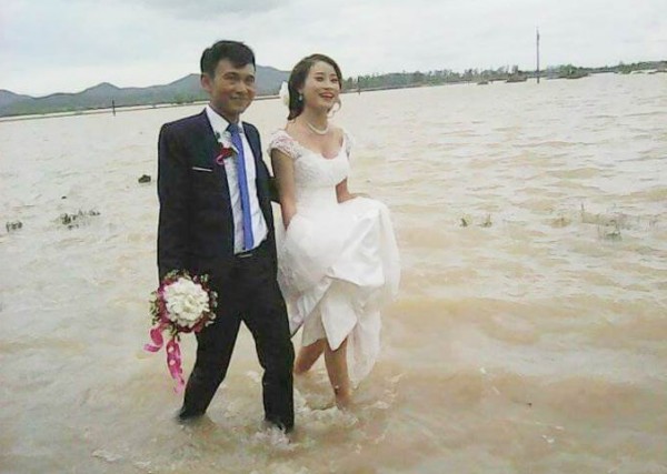 Cô dâu lội nước theo chồng về dinh ở Nghệ An mùa bão - 2