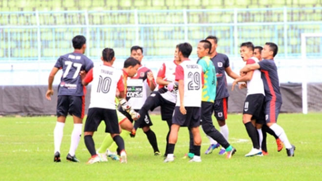 V-League chào thua: Cầu thủ Indonesia ẩu đả, đánh trọng tài, 1 CĐV thiệt mạng - 1