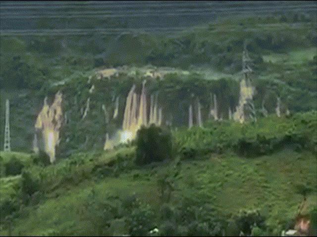Hãi hùng nhìn cảnh thác nước khổng lồ trước khi gây ra vụ lở đất ở Hòa Bình