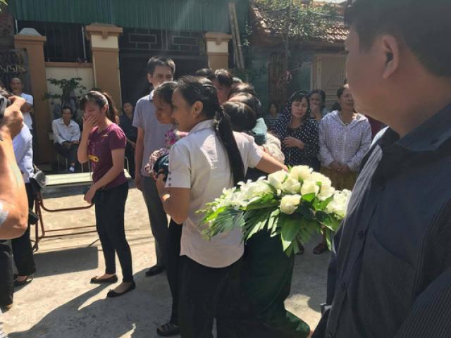 Những vòng hoa trắng tiễn đưa phóng viên Đinh Hữu Dư về đất mẹ