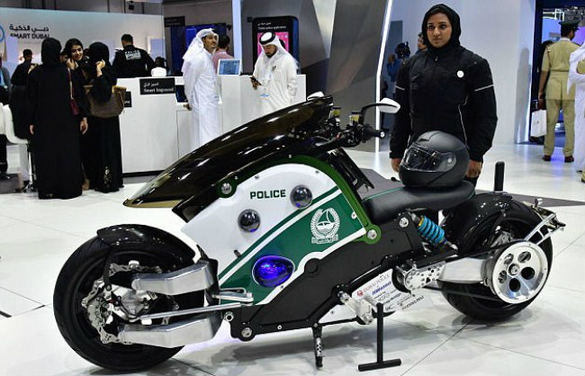 Tại triển lãm công nghệ thông tin mới đây, cảnh sát Dubai khiến người thăm quan đi hết bất ngờ này đến bất ngờ khác. Không chỉ có xe bay mà lực lượng cảnh sát ở đây còn có cả loại môtô cài đặt những công nghệ cực cao như thế này.