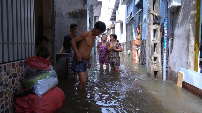 “Ốc đảo” xuất hiện giữa Sài Gòn sau trận mưa như trút - 1