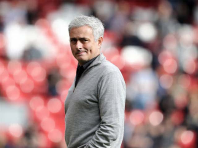 MU- Mourinho ”hèn nhát”: Fan ức chế, báo Anh gọi là ”kẻ thù bóng đá”