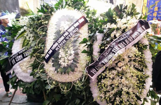 Những vòng hoa trắng tiễn đưa phóng viên Đinh Hữu Dư về đất mẹ - 1