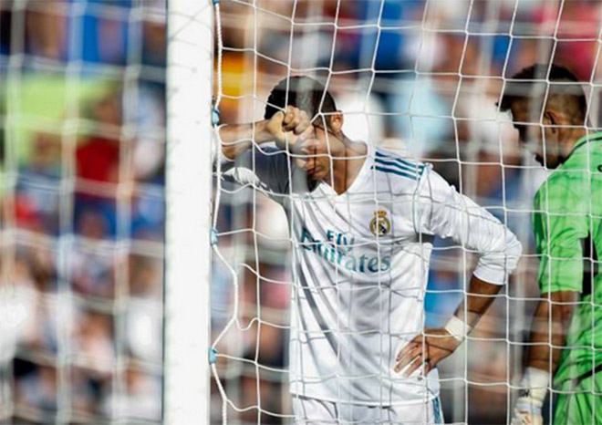 Ronaldo &#34;chân gỗ&#34; không tưởng vẫn bùng nổ giải cứu Real Madrid - 1