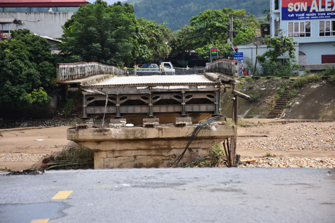Sập cầu Thia ở Yên Bái: Thi thể cô giáo mầm non trôi về Phú Thọ - 1