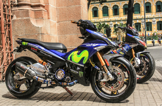 Chuyên trang xe Thái Lan Mocyc đã tỏ ra vô cùng ngưỡng mộ cặp Yamaha Exciter độ ở thành phố Hồ Chí Minh. Theo Mocyc, Yamaha Exciter là dòng xe rất phổ biến ở nước láng giềng của Thái Lan như Việt Nam. Ảnh Yamaha Exciter độ tại thành phố Hồ Chí Minh. Nguồn ảnh: Mocyc.