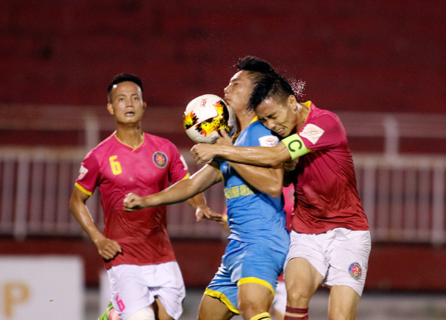 V-League đầy tiểu xảo, Công Phượng cũng khó giữ mình được - 1