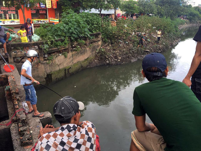 Người lớn, trẻ nhỏ đua nhau vợt cá trên kênh &#34;chết&#34; ở Sài Gòn - 7