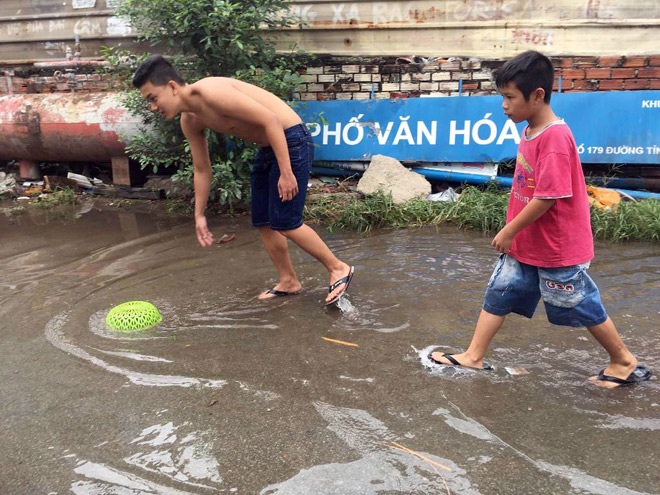 Người lớn, trẻ nhỏ đua nhau vợt cá trên kênh &#34;chết&#34; ở Sài Gòn - 13