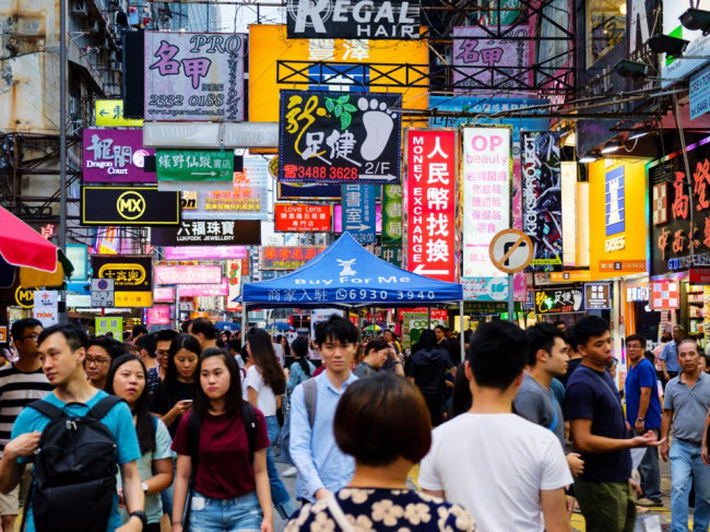 Quận Mong Kok, Hong Kong: Theo hãng tin Reuters, Mong Kok là khu mật độ dân cư đông nhất thế giới với 130.000/km2. Nơi đây nổi tiếng với các cửa hàng nhiều màu sắc, bán mọi thú từ đồ chơi và giày cho tới chim và cá vàng.