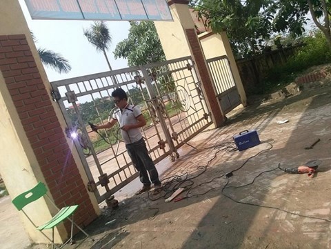 Vĩnh Phúc: Phụ huynh tố nhà trường thờ ơ khi học sinh bị cổng đè gãy xương - 1