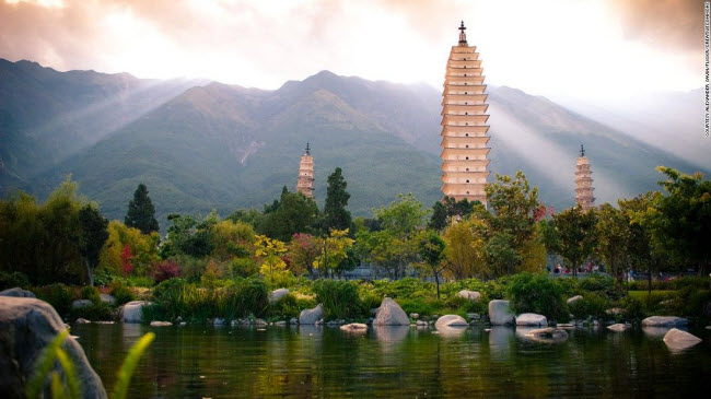 Sùng Thánh Tự, tỉnh Vân Nam: Tòa tháp cổ nhất nhất được xây dựng từ giữa thế kỷ thứ 9. Với chiều cao 69 m và 16 tầng, đây cũng là ngôi chùa tháp  cao nhất ở Trung Quốc.