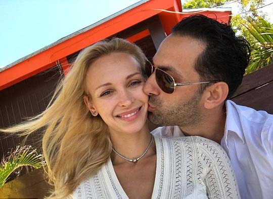 Bị "đá", người mẫu Nga dìm xe hơi của tình cũ xuống hồ bơi - 1