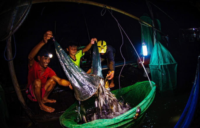 Những hình ảnh tuyệt đẹp về mưu sinh mùa nước nổi ở miền Tây - 10