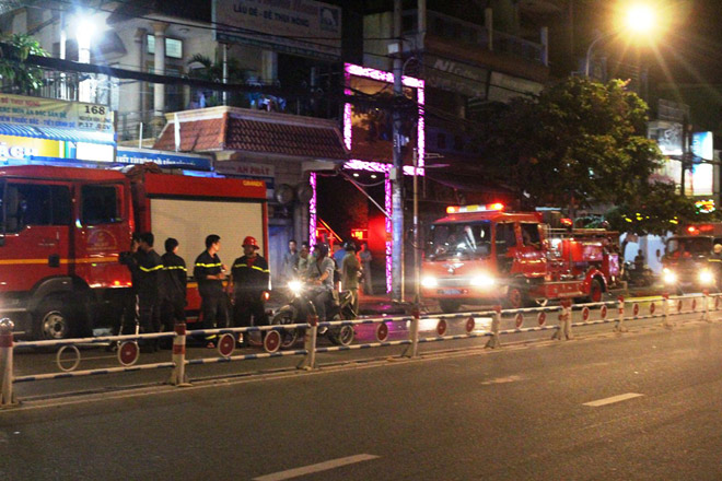 Dân nhậu tháo chạy tán loạn trong đêm vì “bà hỏa” - 2