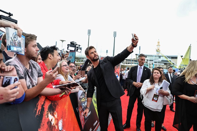 Minh Tú mặc váy xẻ cao sexy đi phỏng vấn "Thần Thor" - 4