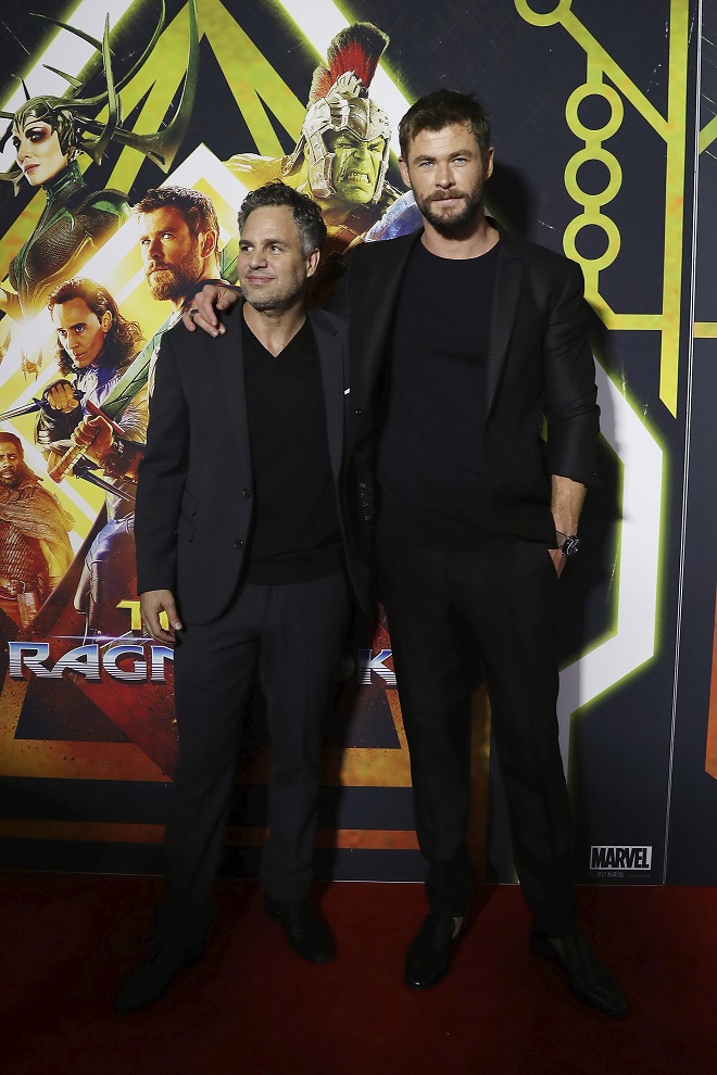 Minh Tú mặc váy xẻ cao sexy đi phỏng vấn "Thần Thor" - 8