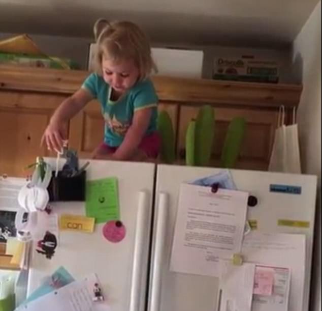 Bé gái 2 tuổi thoăn thoắt trèo lên nóc tủ lạnh cao 2 mét - 2