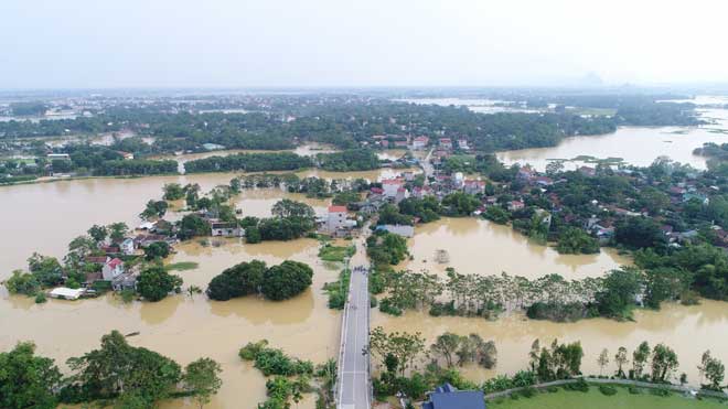 Nóng 24h qua: Thông tin bất ngờ vụ bé trai 3 tuổi cưỡi trăn khổng lồ trong mưa lụt - 3