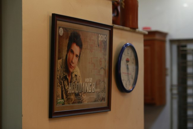 Ngay cạnh bên đồng hồ nam ca sĩ cũng đặt một bức ảnh bìa album đầu tay của anh như để nhắc nhở về thời gian đã trôi qua.
