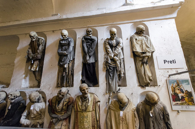 Hầm mộ Capuchin, Palermo, Italia: Đây là nơi lưu giữ hài cốt của 8.000 người từ thế kỷ thứ 18 đến thế kỷ thứ 19. Nhà văn nổi tiếng người Pháp Guy de Maupassant viết: “Đầu của các xác chết trông rất kinh sợ, miệng như muốn nói, mặt biến dạng”.