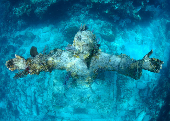 Nếu muốn tận mắt chiêm ngưỡng bức tượng Chúa Giê-su, du khách phải có khả năng lặn xuống sâu 17m dưới mặt nước biển.