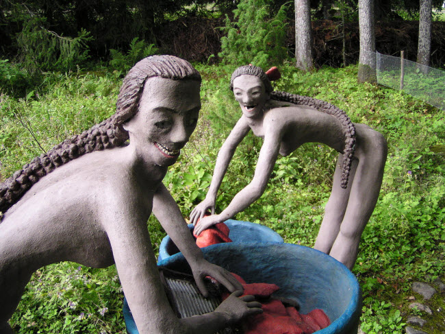 Công viên tượng Veijo Rönkkönen, Phần Lan: Nghệ sĩ nổi tiếng Veijo Rönkkönen là một người rụt rè và phần lớn các tác phẩm của ông được giữ ở sân sau nhà.
