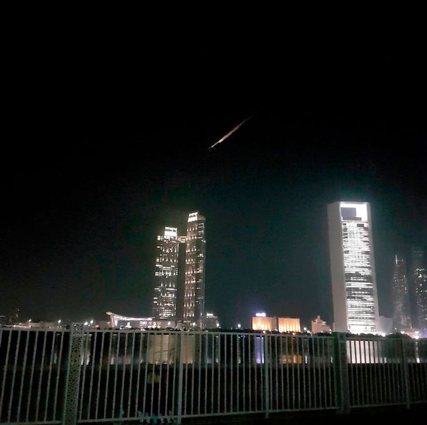 Vật thể lạ bốc cháy ngùn ngụt từ trên trời rơi xuống UAE - 1
