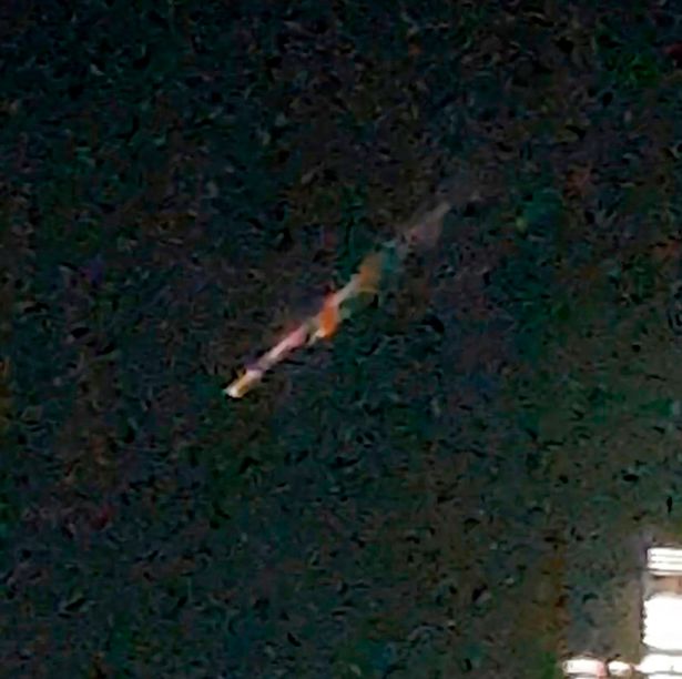 Vật thể lạ bốc cháy ngùn ngụt từ trên trời rơi xuống UAE - 2