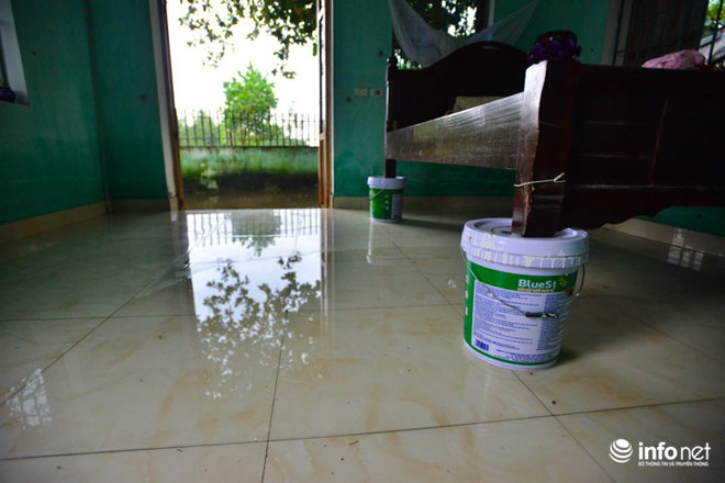 Người dân Chương Mỹ dọn dẹp "chiến trường" sau ngập lụt - 12