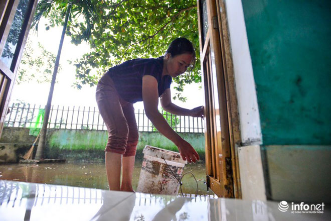 Người dân Chương Mỹ dọn dẹp "chiến trường" sau ngập lụt - 13