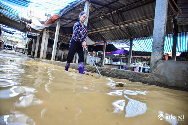 Người dân Chương Mỹ dọn dẹp "chiến trường" sau ngập lụt - 2