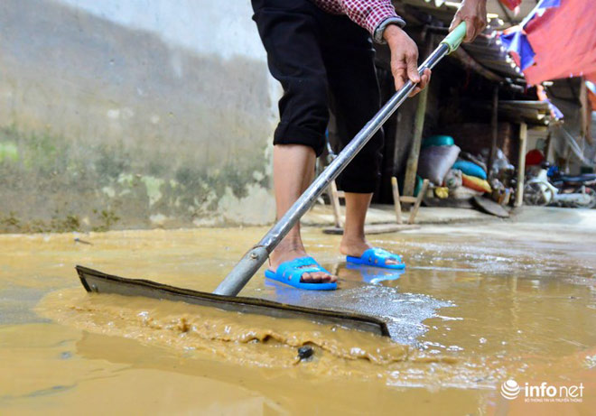 Người dân Chương Mỹ dọn dẹp "chiến trường" sau ngập lụt - 3