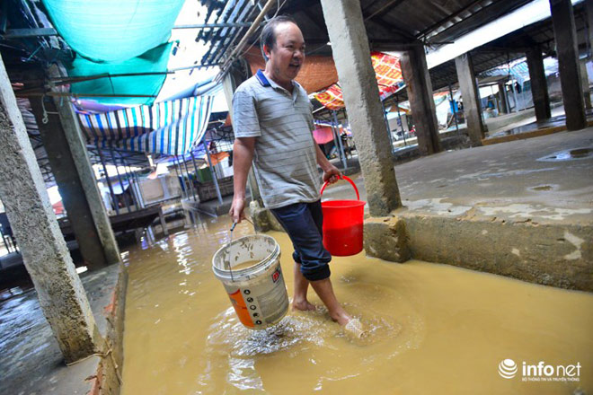 Người dân Chương Mỹ dọn dẹp "chiến trường" sau ngập lụt - 4