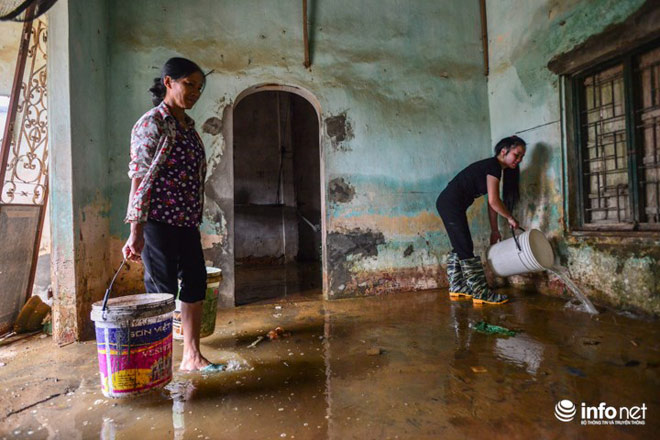 Người dân Chương Mỹ dọn dẹp "chiến trường" sau ngập lụt - 6