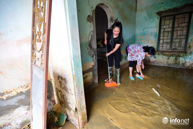 Người dân Chương Mỹ dọn dẹp "chiến trường" sau ngập lụt - 7