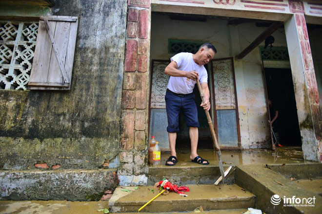 Người dân Chương Mỹ dọn dẹp "chiến trường" sau ngập lụt - 9