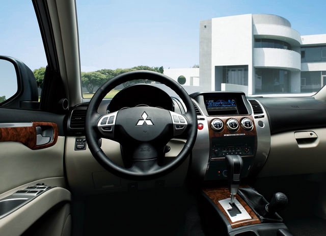 Cơ hội mua xe 7 chỗ Pajero Sport giá chỉ 704 triệu đồng - 2