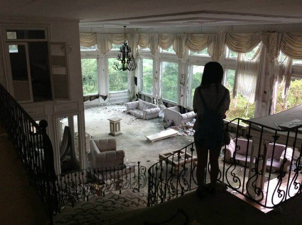 Biệt thự xa hoa của "Vườn sao băng" giờ thành nhà hoang - 8