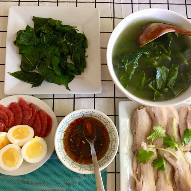 Chị chủ yếu nấu đồ ăn Việt, mỗi tuần cũng xen kẽ đồ Á, đồ Mỹ, nhưng đồ ăn Việt vẫn hợp khẩu vị của mọi người nhất.